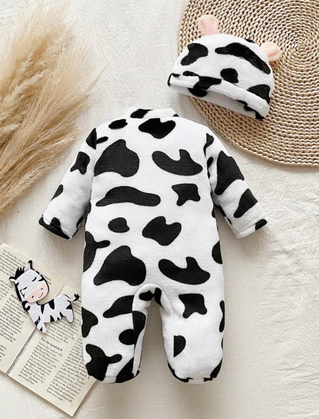 2pcs/Set Autumn/Winter Double-Sided Flannel Black White Cow Print Plush Zipper Long Sleeve Footed Romper Pink Small Ear Hat.